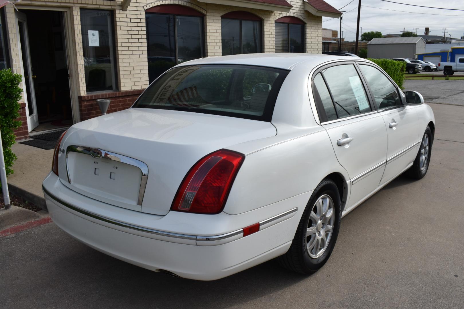 2008 White /Gray Kia Amanti (KNALD125X85) with an V6 3.8L engine, 5 SPEED AUTOMATIC transmission, located at 5925 E. BELKNAP ST., HALTOM CITY, TX, 76117, (817) 834-4222, 32.803799, -97.259003 - Deciding to purchase a 2008 Kia Amanti sedan depends on your specific needs and preferences, but there are several potential benefits to consider: Value for Money: The Kia Amanti was known for offering a lot of features for its price point, making it a compelling option for buyers looking for a wel - Photo#4